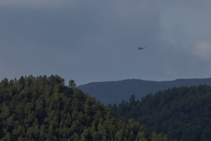 Un helicóptero trabaja en las labores de extinción del incendio, a 23 de agosto de 2026,
