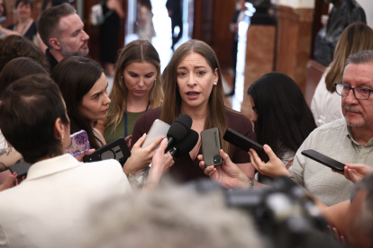 (Foto de ARCHIVO)
La portavoz del Grupo Popular en el Congreso, Ester Muñoz, ofrece declaraciones a los medios durante la celebración de una sesión extraordinaria del Pleno del Congreso de los Diputados, a 23 de julio de 2026, en Madrid (España). La Cámara Baja se reúne en pleno verano para debatir y someter a votación la convalidación o derogación de los Reales Decretos-leyes sobre el Plan Integral de Respuesta a la Crisis en Oriente Medio y la jubilación parcial anticipada en las Administraciones Públicas, además de abordar el dictamen de reforma del Reglamento del Congreso, las enmiendas del Senado a leyes clave como la transferencia de la AP-9 a Galicia, y fijar los objetivos de estabilidad presupuestaria y techo de gasto estatal para el periodo de vigencia técnica posterior.

Eduardo Parra / Europa Press
23/7/2026