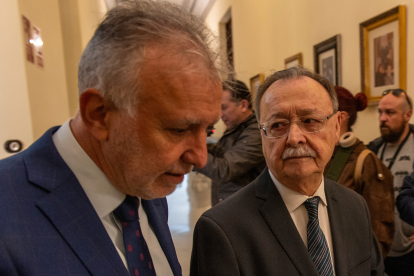 El ministro de Política Territorial y Memoria Democrática, Ángel Víctor Torres (i), y el presidente de Ceuta, Juan Jesús Vivas