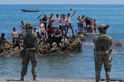 Militares e inmigrantes en Ceuta