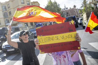 Varias personas durante una manifestación para protestar por la situación provocada por la llegada masiva de inmigrantes a Ceuta