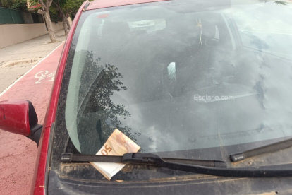 Billete en el parabrisas del coche