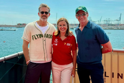 Hugh Jackman y Ryan Reynolds en la SailGP de Valencia con María José Catalá