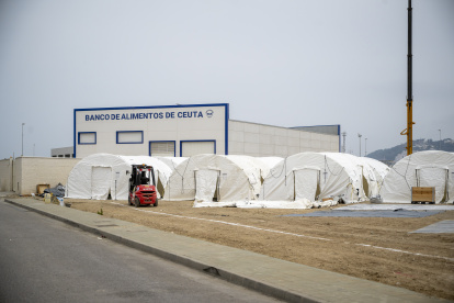 Instalación de nuevas tiendas de campaña en el puerto de Ceuta