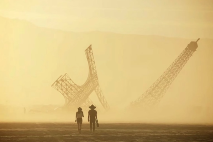 La Torre Eiffel partida en el desierto de Nevada.