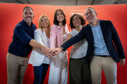 La secretaria general del PSPV-PSOE, Diana Morant, ha presentado este lunes a los candidatos a las alcaldías de las cuatro ciudades más grandes de la Comunitat Valenciana, València, Castelló, Alicante y Elche

REMITIDA / HANDOUT por PSPV
Fotografía remitida a medios de comunicación exclusivamente para ilustrar la noticia a la que hace referencia la imagen, y citando la procedencia de la imagen en la firma
07/9/2026