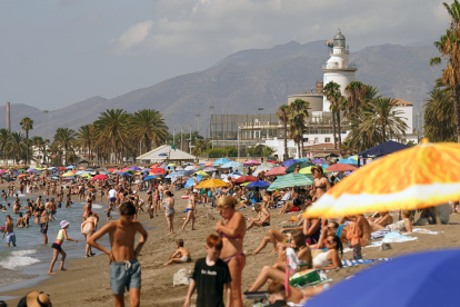 Numerosos turistas y malagueños disfrutan de la playa de La Malagueta. 
Álex Zea / Europa Press
29/7/2025