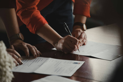 La fecha del contrato, la cláusula de actualización y el momento en que el propietario comunica la subida determinan cuándo y cuánto puede aumentar la renta del alquiler.