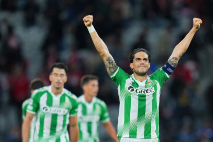Marc Bartra celebra el triunfo del Betis ante el Lille