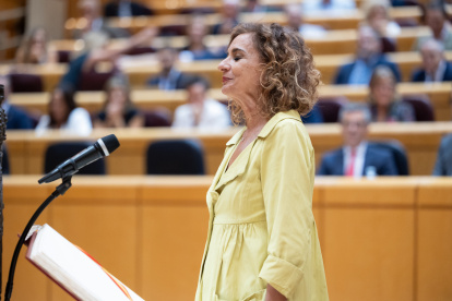 La senadora del PSOE María Jesús Montero jura su cargo como senadora.