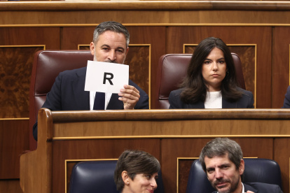 El presidente de Vox, Santiago Abascal, y la portavoz de Vox en el Congreso, Pepa Millán, durante una sesión plenaria en el Congreso de los Diputados, a 9 de septiembre de 2026, en Madrid (España). El Gobierno se enfrenta a la primera sesión de control tras el inicio de curso, coincidiendo con la desclasificación de unos 40 documentos, fechados desde el 1 de julio hasta el 1 de agosto, relacionados con la crisis en Ceuta derivada por la entrada masiva de unos 80.000 migrantes desde la frontera con Marruecos. Saiz avanzó que se publicarían más informes relevantes si hubiera porque desde el Ejecutivo no tienen "nada que esconder".

Eduardo Parra / Europa Press
09/9/2026