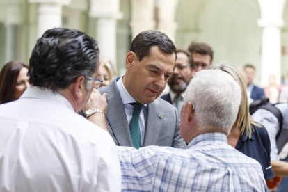 El presidente de la Junta de Andalucía, Juanma Moreno, este miércoles en Granada con los afectados por los terremotos.