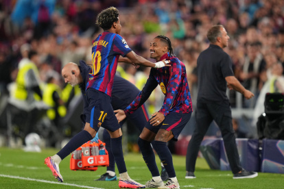 BARCELONA, SPAIN - SEPTEMBER 09: Lamine Yamal of FC Barcelona celebrates scoring his team’s fourth goal with teammate Raphinha during the UEFA Champions League 2026/27 League Phase MD1 match between FC Barcelona and Feyenoord at Camp Nou on September 09, 2026 in Barcelona, Spain. (Photo by Alex Caparros/Getty Images)
