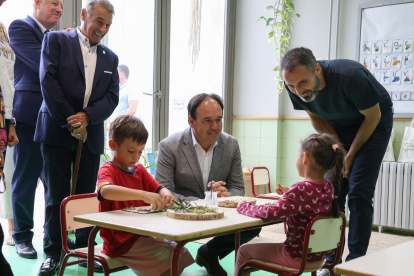 El president de la Generalitat, Juanfran Pérez Llorca, durante su visita al aulario de Caudiel, integrado en el Colegio Rural Agrupado Palancia-Mijares.