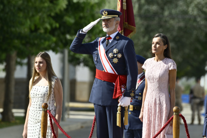 El rey Felipe VI, la infanta Sofía (i) y la reina Letizia (d), durante la entrega de Reales Despachos de Empleo, en la Academia General del Aire y del Espacio.