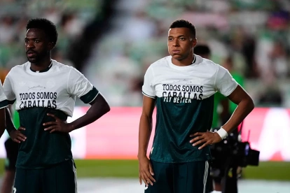 Vini y Mbappé, con la camiseta de apoyo a Ceuta remangada