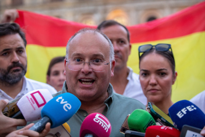 (Foto de ARCHIVO)
El secretario general del PP, Miguel Tellado, atiende a los medios de comunicación durante una concentración en solidaridad con Ceuta, a 2 de septiembre de 2026, en Toledo, Castilla-La Mancha (España). Coincidiendo con el Día de Ceuta, más de 260 municipios españoles han sido convocados para mostrar su apoyo al pueblo ceutí ante la crisis migratoria provocada por la entrada de más de 70.000 migrantes por la frontera con Marruecos. Las movilizaciones responden a la iniciativa 'Por Ceuta', respaldada por la Federación Española de Municipios y Provincias.

Juanma Jiménez / Europa Press
02 SEPTIEMBRE 2026;DÍA DE CEUTA;MANIFESTACIÓN;CONCENTRACIÓN;MIGRANTES;INMIGRANTES;FEMP;APOYO;SOLIDARIDAD;CRISIS MIGRATORIA;CRISIS HUMANITARIA;
02/9/2026
