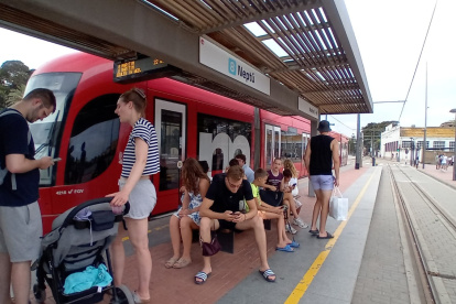 Usuarios esperan la llegada de un tranvía de Metrovalencia en una de las paradas de la red.