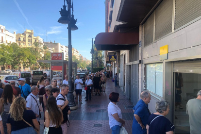 Imagen de colas para pagar la tasa de residuos en València

REMITIDA / HANDOUT por PSPV VALÈNCIA
Fotografía remitida a medios de comunicación exclusivamente para ilustrar la noticia a la que hace referencia la imagen, y citando la procedencia de la imagen en la firma
22/9/2026