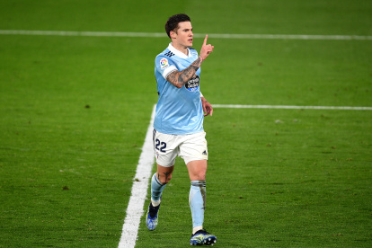 Santi Mina, del RC Celta de Vigo, observa el partido de La Liga Santander entre el Villarreal CF y el RC Celta