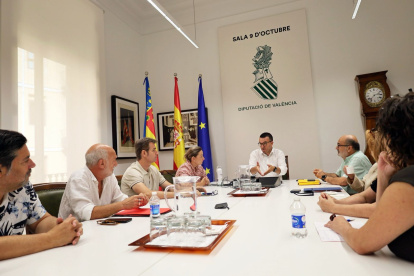 Reunión del presidente de la diputación con trabajadores del Principal y miembros del sector teatral y cultural tras el cierre de este espacio.