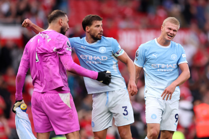 Erling Haaland, del Manchester City, celebra la victoria con sus compañeros tras el partido de la Premier League 2026/27 entre el Manchester United y el Manchester City en Old Trafford.