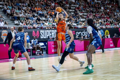 Helena Pueyo, en un partido con el Valencia Basket