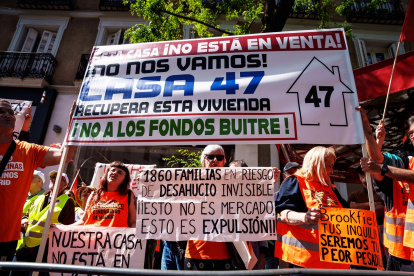 (Foto de ARCHIVO)
Personas portan pancartas con lemas '1860 familias en riesgo de desahucio invisible. Esto no es mercado, esto es expulsión', 'Esta casa no está en venta. No nos vamos. Casa 47. Recupera esta vivienda. No a los fondos buitre' durante una concentración por la prórroga de alquileres y el derecho a la vivienda frente a la sede del PP en Génova, a 26 de abril de 2026, en Madrid (España). El PP ha comunicado públicamente que votará contra el Real Decreto que prorroga los alquileres 2 años y topa la subida de la renta un 2%, por lo que convocan la concentración para hacer presión de cara a la votación en el Congreso del próximo 28 de abril.

Matias Chiofalo / Europa Press
26/4/2026