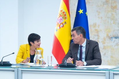 La ministra de Vivienda y Agenda Urbana de España, Isabel Rodríguez, y el presidente del Gobierno, Pedro Sánchez