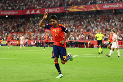 Lamine Yamal, de España, celebra el primer gol de su equipo durante el partido de la fase de grupos de la Liga de Naciones de la UEFA 2026/27 entre España y Croacia en el Estadio Ramón Sánchez Pizjuán.