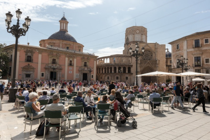 (Foto de ARCHIVO) Turistas plaza de la Virgen