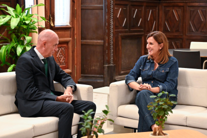 José Gosalbez reunido con la alcaldesa, María José Catalá tras conocerse la decisión de que el portavoz de Vox será el portador de la Senyera el 9 d'octubre.