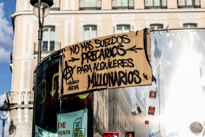 Un cartel de la acampada, en la Puerta del Sol