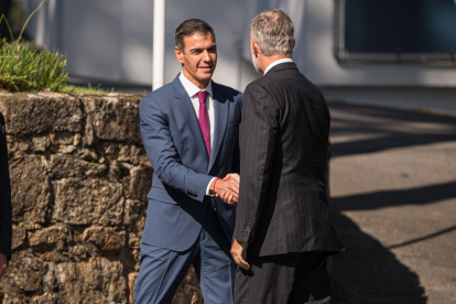 Pedro Sánchez saluda al Rey en el Foro de La Toja