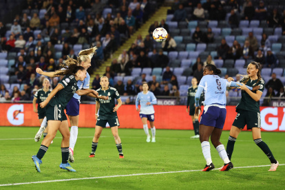 Beth Mead, del Manchester City, remata de cabeza desviado durante el partido de la segunda jornada de la fase de liga de la UEFA Women's Champions League 2026/27 entre el Manchester City y el Real Madrid C.F.