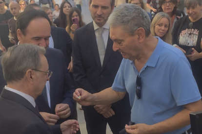 Un viandante regala un pin del Valencia CF al presidente de Ceuta, en Valencia