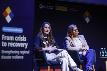 La representante de la Asociación de Víctimas de la DANA, Rosa Álvarez, y la delegada del Gobierno en la Comunidad Valenciana, Pilar Bernabé, durante la conferencia internacional ‘De la crisis a la recuperación: Fortaleciendo la resiliencia regional ante los desastres’,