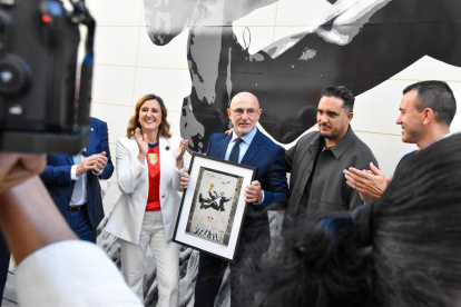 Luis de la Fuente junto a la alcaldesa de Valencia durante la visita a su mural.