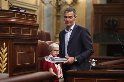 (Foto de ARCHIVO)
El presidente del Gobierno, Pedro Sánchez, durante una sesión plenaria en el Congreso de los Diputados, a 24 de junio de 2026, en Madrid (España). El presidente del Gobierno comparece en la Cámara Baja para informar sobre la situación política tras el avance de las investigaciones contra su esposa, el ‘caso Leire’ y el expresidente Zapatero, además de la condena del Tribunal Supremo al exministro Ábalos, a su asesor, Koldo, y al empresario Víctor de Aldama.

Eduardo Parra / Europa Press
24/6/2026