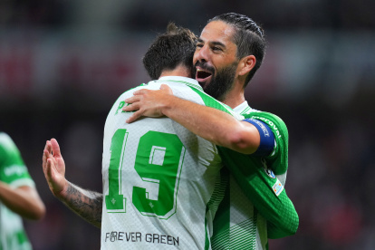 Isco y Parrott se abrazan en el partido ante el Lille