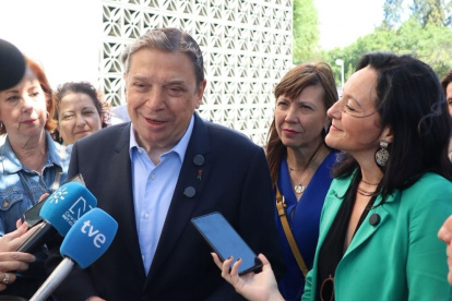 El ministro Luis Planas atiende a los medios junto a Rafi Crespín.
Eva Ercolanese/PSOE / Europa Press
15/5/2026