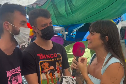 Una influencer encuesta a los acampados de Sol