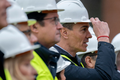 El presidente del Gobierno, Pedro Sánchez, junto a varios miembros del Ejecutivo y del PSOE, entre ellos Óscar López, en un acto de vivienda.