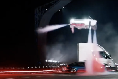 Imagen del Tesla Roadster volando.