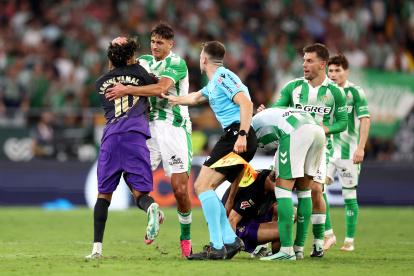 SEVILLE, SPAIN - OCTOBER 17: Facundo Bernal of Real Betis Balompie clashes with Lamine Yamal of FC Barcelona before receiving a red card during the LaLiga EA Sports 2026/27 match between Real Betis Balompie and FC Barcelona at Estadio La Cartuja on October 17, 2026 in Seville, Spain. (Photo by Fran Santiago/Getty Images)