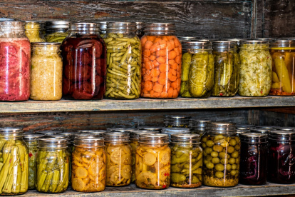 Conservas de verduras almacenadas en tarros de cristal