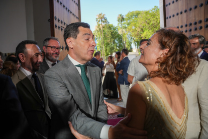 Juanma Moreno (PP-A) y María Jesús Montero (PSOE-A) en un acto en el Parlamento.