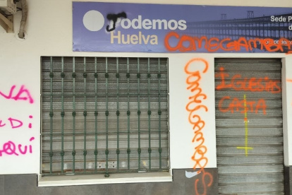 Pintadas en la fachada de la sede de Podemos en Huelva.