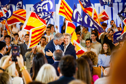 El presidente del Partido Popular, Alberto Núñez Feijóo, y el alcalde de Badalona, Xavier García Albiol, durante un acto de precampaña del PP en Barcelona