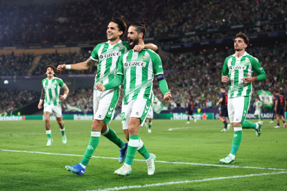 SEVILLE, SPAIN - OCTOBER 21: Isco of Real Betis Balompie celebrates scoring his team’s first goal with teammate Marc Bartra during the UEFA Champions League 2026/27 League Phase MD3 match between Real Betis Balompie and Feyenoord at Estadio de La Cartuja on October 21, 2026 in Seville, Spain. (Photo by Fran Santiago/Getty Images)